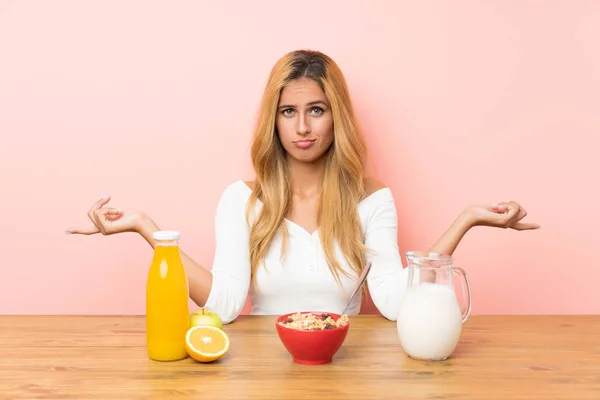 Junge Blonde Frau Die Frühstücksmilch Trinkt Zeigt Auf Die Quereinsteiger — Stockfoto