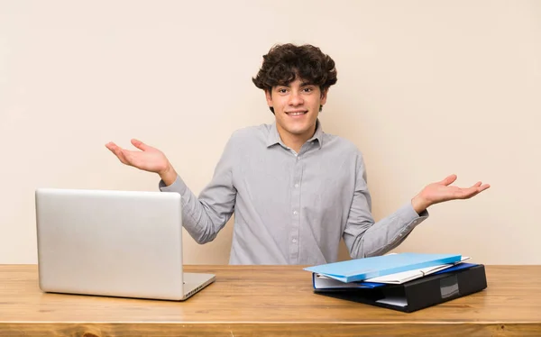 Giovane Studente Uomo Con Computer Portatile Sorridente — Foto Stock