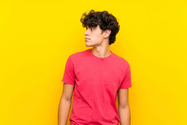 Junger Mann Über Isolierte Gelbe Wand — Stockfoto