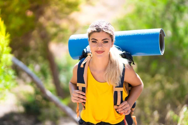 Adolescente menina caminhadas ao ar livre — Fotografia de Stock