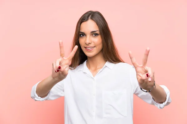 Young Woman Isolated Pink Background Smiling Showing Victory Sign — Stock Photo, Image