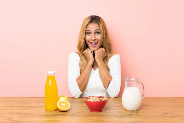 Junge Blonde Frau Mit Frühstücksmilch Feiert Einen Sieg — Stockfoto
