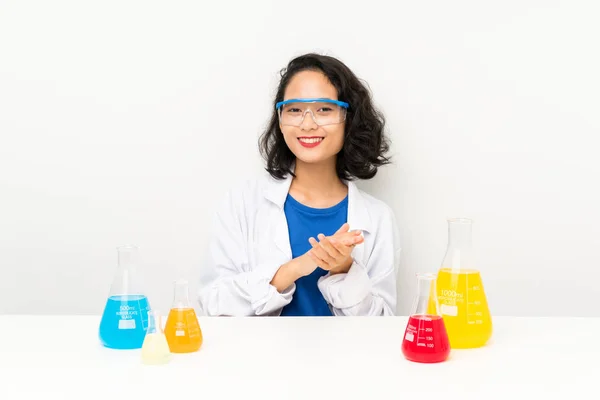 Joven Científico Asiático Chica Aplaudiendo — Foto de Stock
