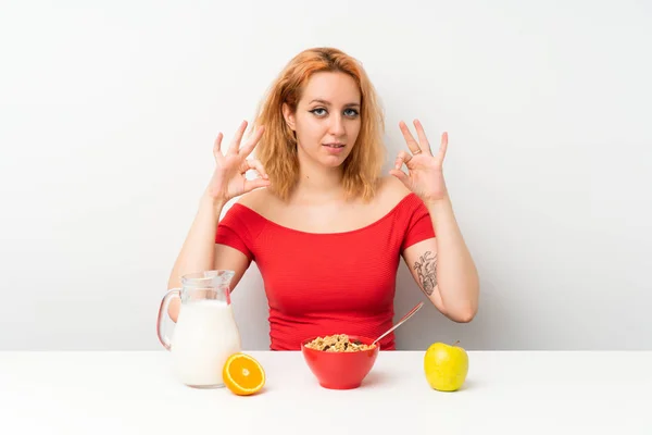 Giovane Donna Che Colazione Mostrando Segno Con Dita — Foto Stock