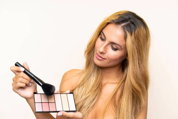Junge blonde Frau mit Make-up über isoliertem Hintergrund — Stockfoto