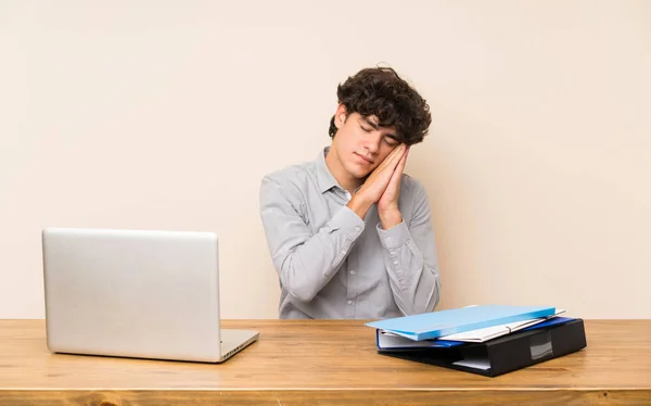 Jeune Étudiant Homme Avec Ordinateur Portable Faisant Geste Sommeil Dans — Photo