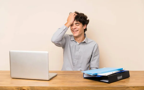 Ung Student Man Med Bärbar Dator Har Insett Något Och — Stockfoto