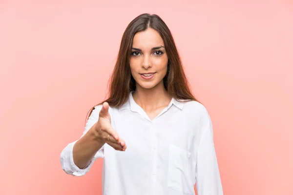 Young Woman Isolated Pink Background Handshaking Good Deal — Stock Photo, Image