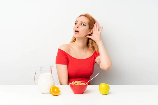 Genç Kadın Bir Şey Dinlerken Kahvaltı Yapıyor — Stok fotoğraf