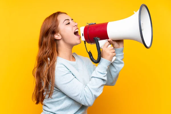 Adolescente Rousse Fille Sur Fond Jaune Isolé Criant Travers Mégaphone — Photo