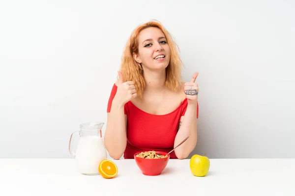 Genç Kadın Jest Kadar Bir Başparmak Veren Kahvaltı Yapıyor — Stok fotoğraf