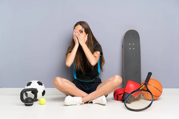 Jovem Mulher Esporte Sentado Chão Cobrindo Olhos Olhando Através Dos — Fotografia de Stock