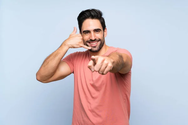 Hombre Joven Guapo Camisa Rosa Sobre Fondo Azul Aislado Haciendo — Foto de Stock