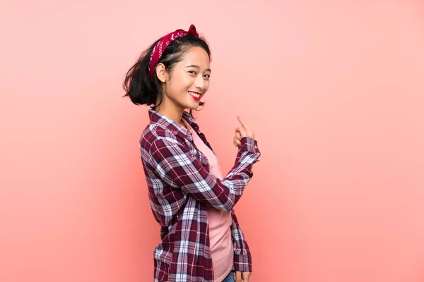 Asian Młody Kobieta Białym Tle Różowy Tło Wskazujący Tył — Zdjęcie stockowe