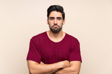 Izole arka plan üzgün üzerinde Yakışıklı genç adam