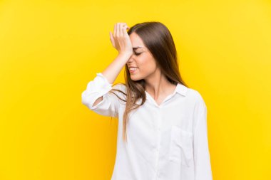 Izole sarı arka plan üzerinde genç kadın yüz ifadesi karıştırmayın ile şüpheleri olan