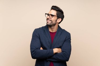 Gülümserken izole arka plan üzerinde Yakışıklı genç adam yukarı bakıyor