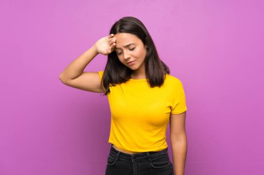 Yorgun ve hasta ifade ile izole arka plan üzerinde genç esmer kız