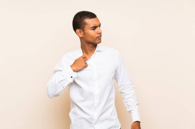 Yorgun ve hasta ifade ile izole arka plan üzerinde Genç yakışıklı esmer adam