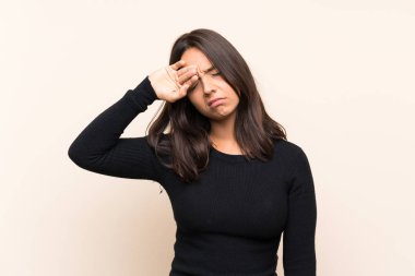 Yorgun ve hasta ifade ile izole arka plan üzerinde beyaz kazak ile genç esmer kadın