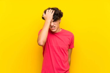 Izole sarı duvar üzerinde genç adam yüz ifadesi karıştırarak şüpheleri olan