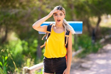 Genç kız sürpriz ifade ile açık havada yürüyüş