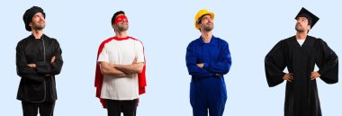 Şef, öğrenci, işçi ve süper kahraman grubu gülümseyerek yukarı bakıyor