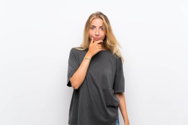 Izole beyaz arka plan düşünme üzerinde Sarışın genç kadın