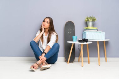 Genç kadın mutsuz ve sinirli katta oturan