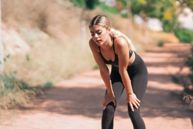 Genç spor kız açık havada spor yapıyor