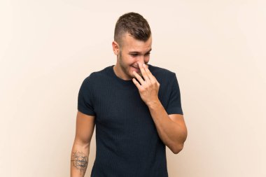 Izole arka plan üzerinde genç yakışıklı sarışın adam çok gülümseyen