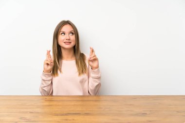 Parmakları geçerken bir masada genç kız