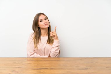 İşaret parmağı ile işaret bir masada Genç kız harika bir fikir