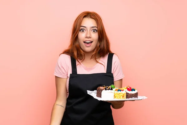 Adolescente Rossa Ragazza Tenendo Sacco Diverse Mini Torte Isolato Sfondo — Foto Stock