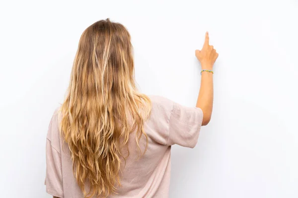 Izole Beyaz Arka Plan Üzerinde Sarışın Genç Kadın Işaret Parmağı — Stok fotoğraf