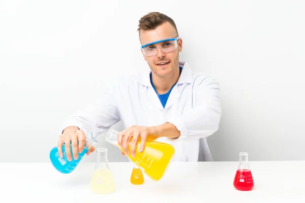 Junge Wissenschaftlerin mit vielen Laborflaschen — Stockfoto