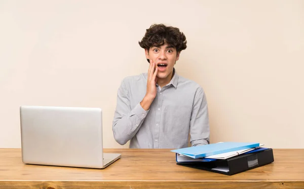 Jovem Estudante Com Laptop Com Expressão Facial Surpresa Chocada — Fotografia de Stock