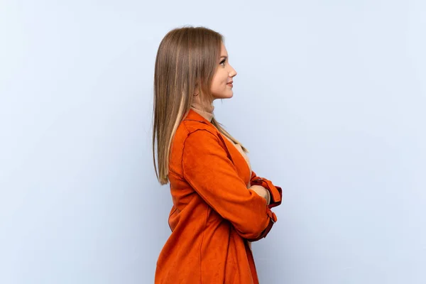 Ragazza Adolescente Con Cappotto Sfondo Blu Isolato Posizione Laterale — Foto Stock