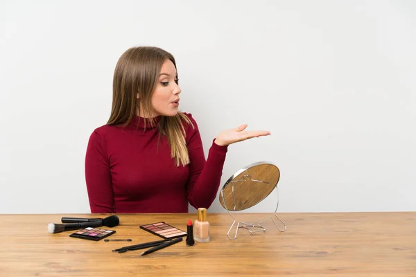 Teenager Mädchen Mit Make Palette Und Kosmetik Einem Tisch Mit — Stockfoto