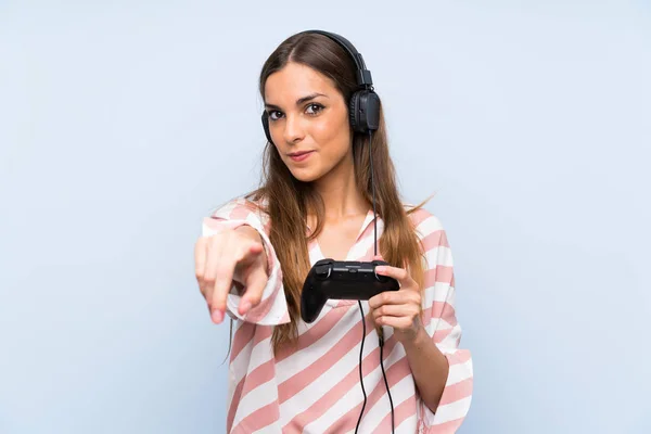 Jovem Mulher Jogando Com Controlador Videogame Sobre Isolado Azul Parede — Fotografia de Stock