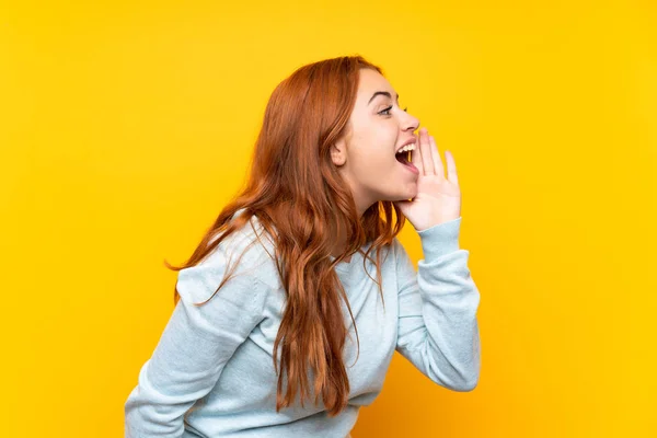 Menina Ruiva Adolescente Sobre Fundo Amarelo Isolado Gritando Com Boca — Fotografia de Stock