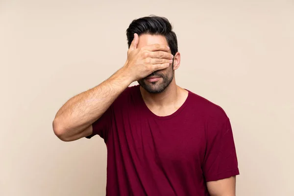 Bonito Jovem Sobre Fundo Isolado Cobrindo Olhos Por Mãos — Fotografia de Stock