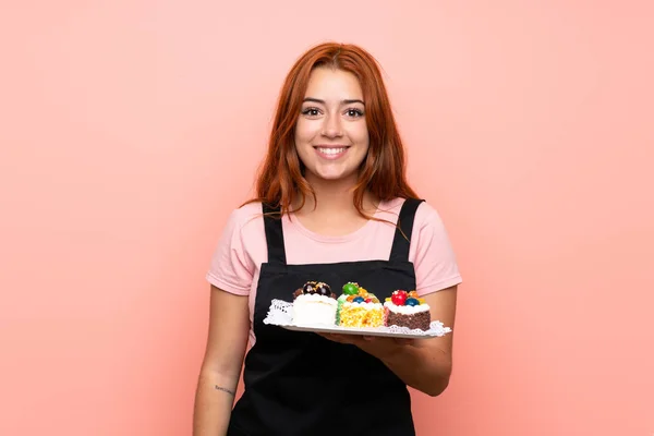 Tiener Redhead Meisje Houdt Veel Van Verschillende Mini Cakes Geïsoleerde — Stockfoto
