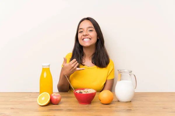 Junge Brünette Mädchen Beim Frühstück Milch Machen Handygeste — Stockfoto