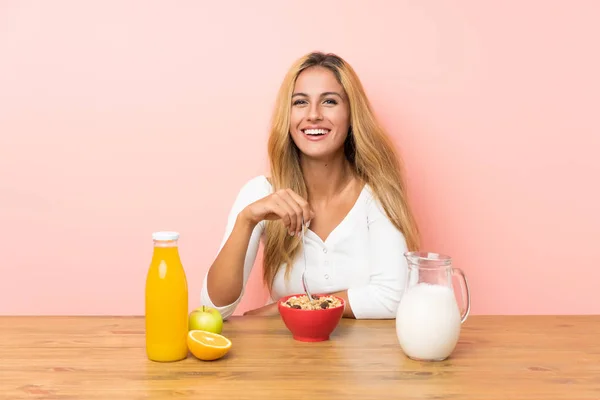 Junge blonde Frau beim Frühstück Milch — Stockfoto