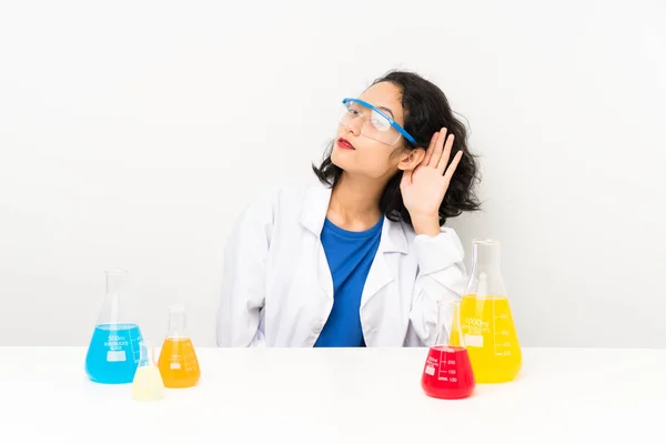 Jovem Científica Menina Asiática Ouvir Algo — Fotografia de Stock