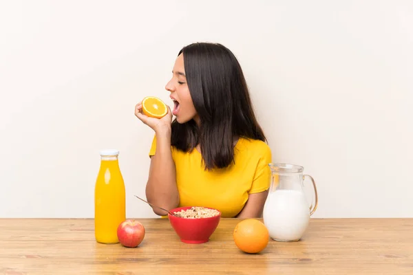 Junges Brünettes Mädchen Beim Frühstück — Stockfoto