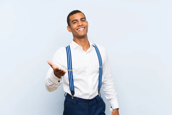 Jovem Bonito Morena Homem Com Suspensórios Sobre Isolado Fundo Handshaking — Fotografia de Stock