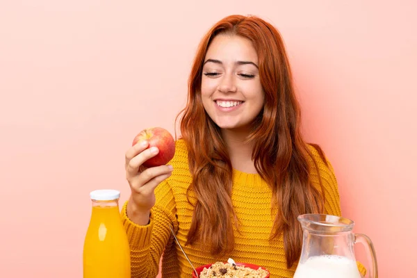 Teenager rotschopf mädchen having breakfast im ein tabelle — Stockfoto