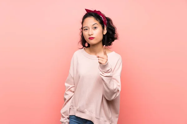 Asiático Jovem Mulher Sobre Isolado Rosa Fundo Frustrado Apontando Para — Fotografia de Stock